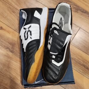 Umbro 5X-VALOR II FORCE A IN Black and White Athletic Shoes